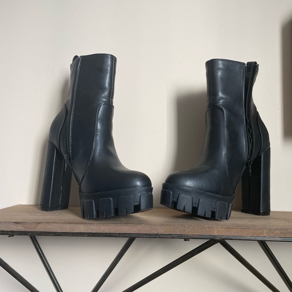 Brand New high heels boots! - Picture 2 of 3